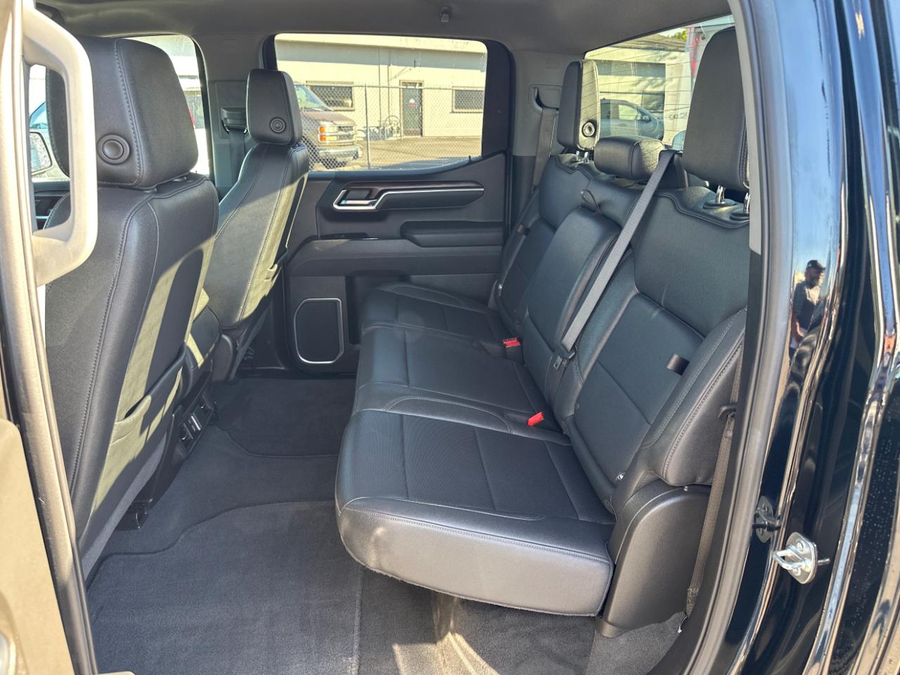GMC Sierra 1500 4WD Crew Cab 147" SLT 2025