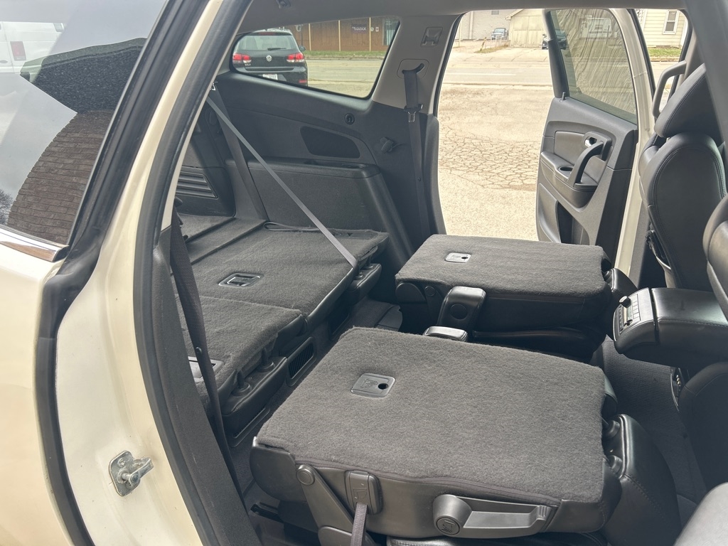 Chevrolet Traverse 2LT FWD 2011