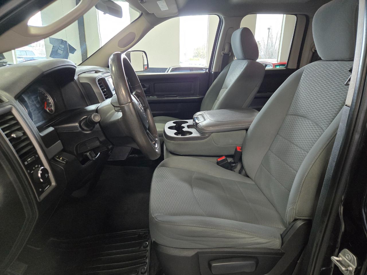 RAM 1500 4WD Quad Cab 140.5" Express 2015