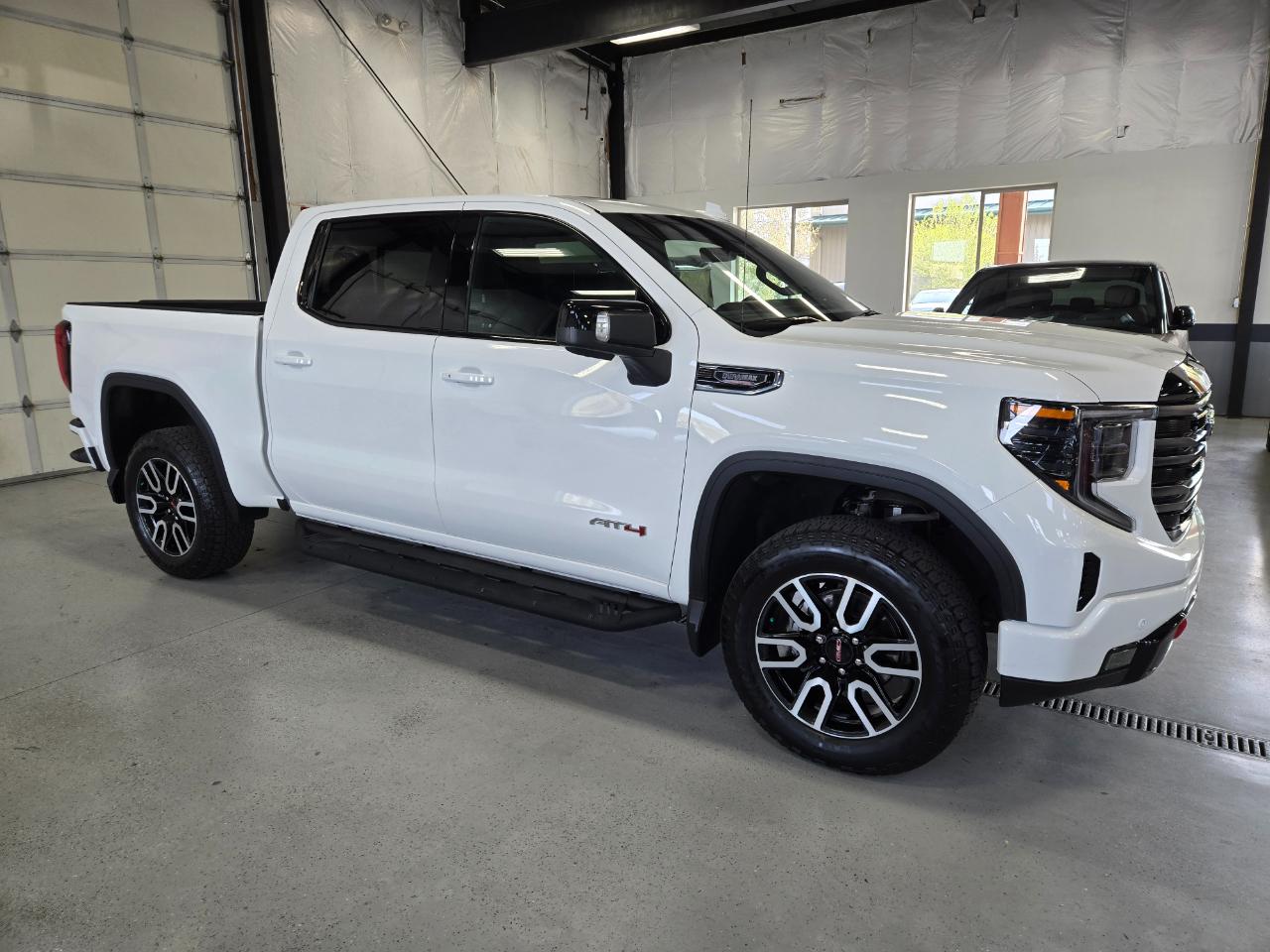 GMC Sierra 1500 4WD Crew Cab 147" AT4 2025