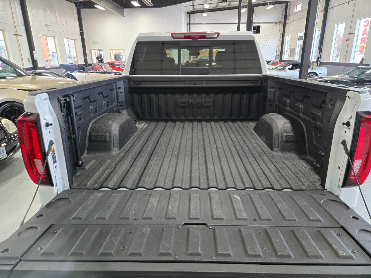 GMC Sierra 1500 4WD Crew Cab 147" AT4 2025