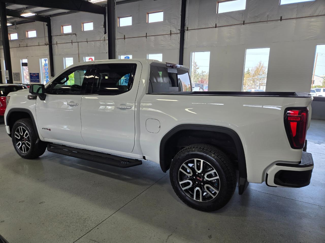 GMC Sierra 1500 4WD Crew Cab 147" AT4 2025