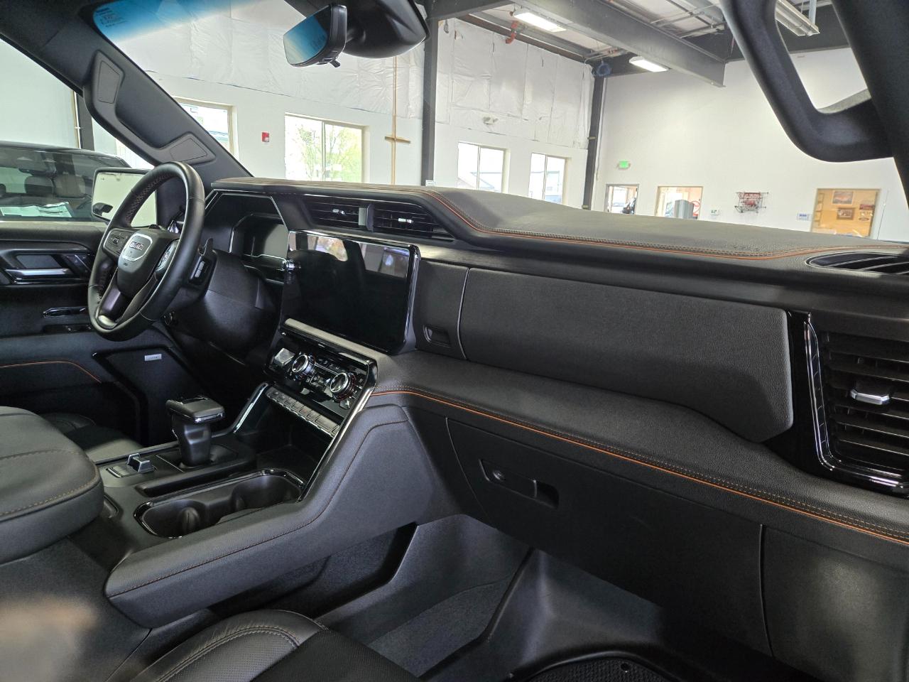 GMC Sierra 1500 4WD Crew Cab 147" AT4 2025