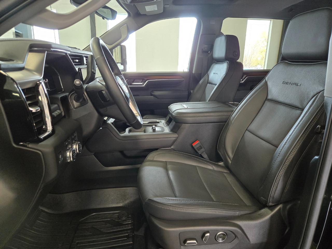 GMC Sierra 3500HD 4WD Crew Cab 172" Denali 2025