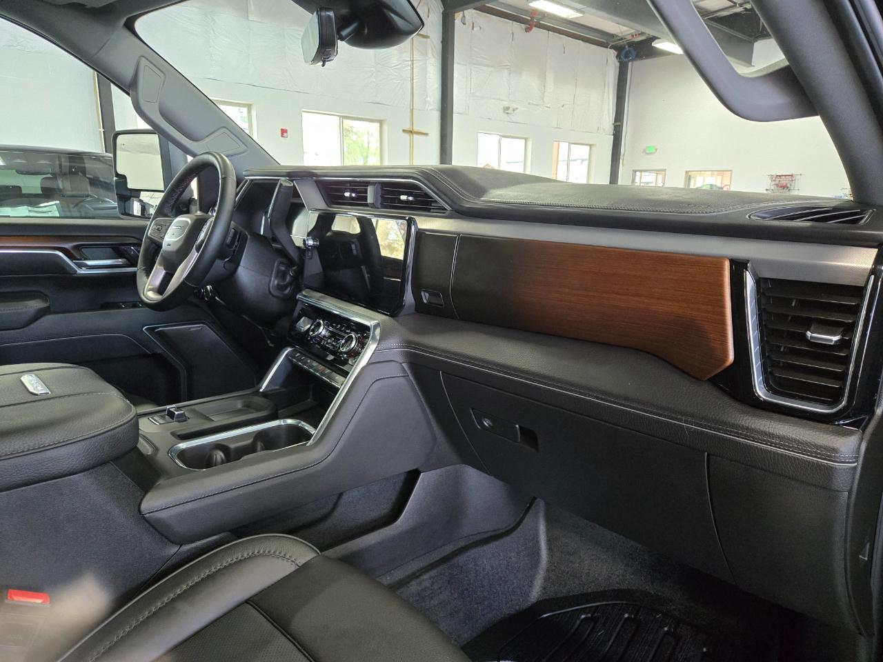 GMC Sierra 3500HD 4WD Crew Cab 172" Denali 2025