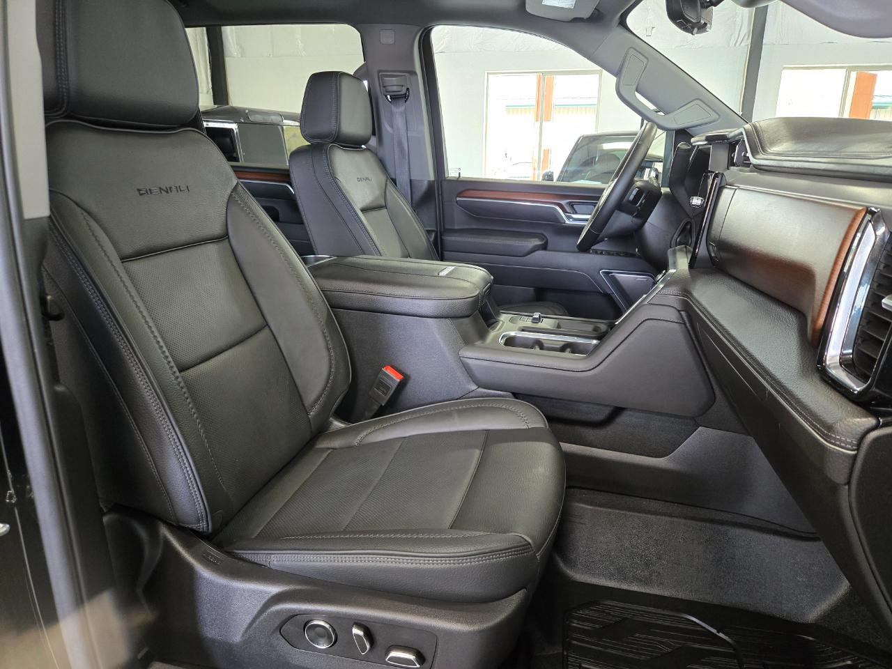 GMC Sierra 3500HD 4WD Crew Cab 172" Denali 2025