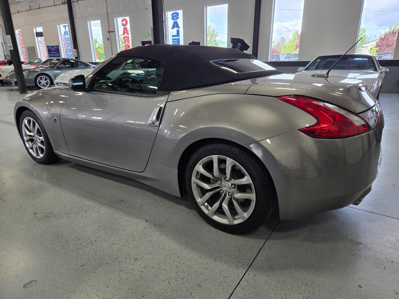 Nissan 370Z 2dr Roadster Auto Touring 2010
