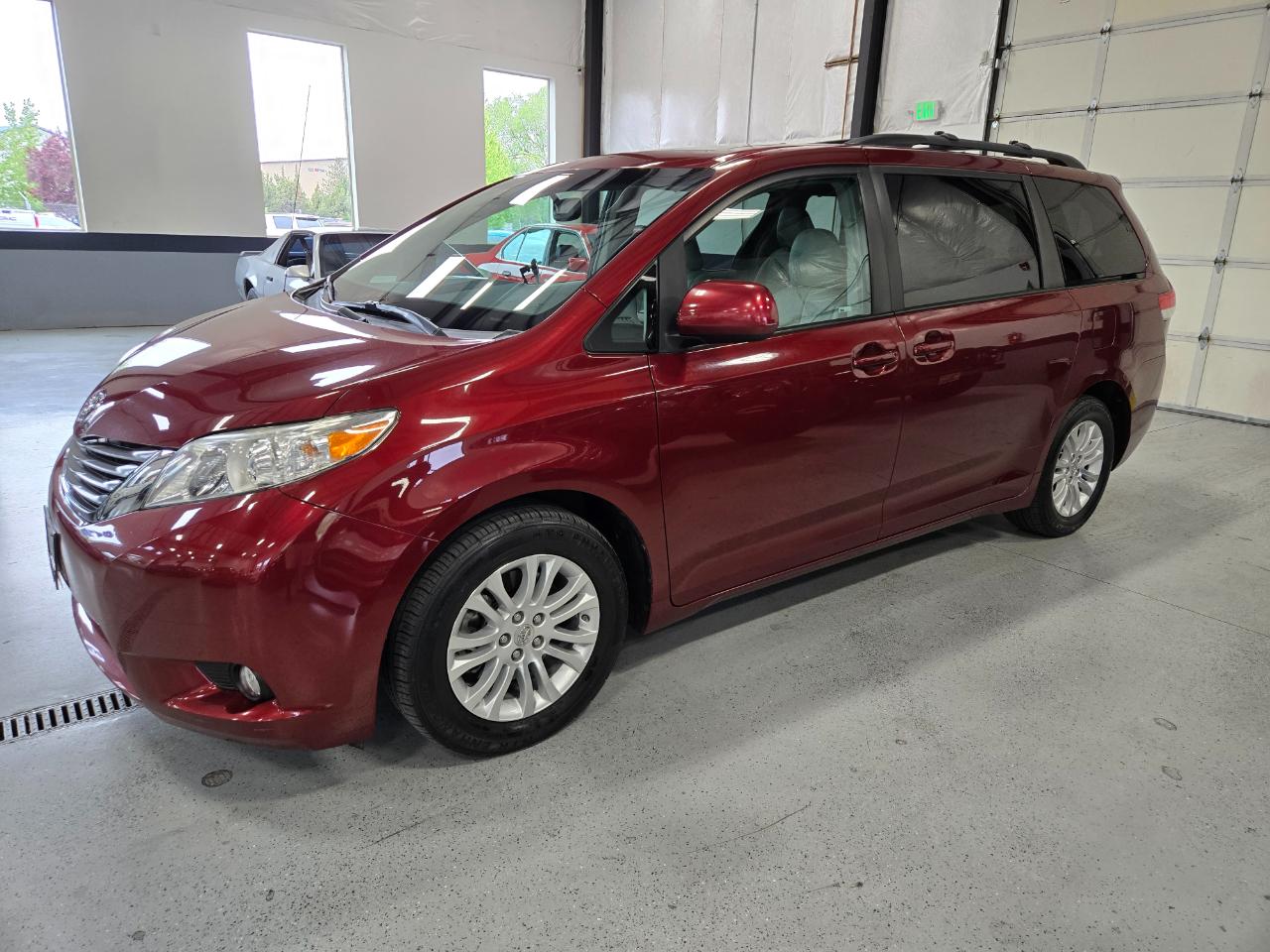 Toyota Sienna 5dr 7-Pass Van V6 XLE AAS FWD (Natl) 2014