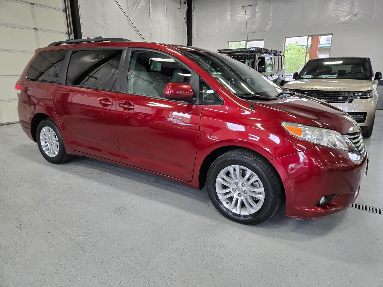 Toyota Sienna 5dr 7-Pass Van V6 XLE AAS FWD (Natl) 2014