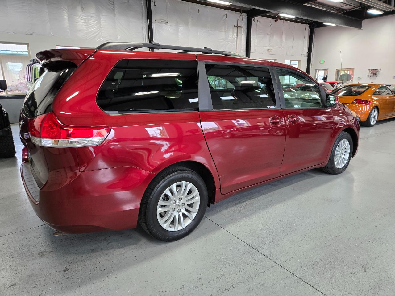 Toyota Sienna 5dr 7-Pass Van V6 XLE AAS FWD (Natl) 2014