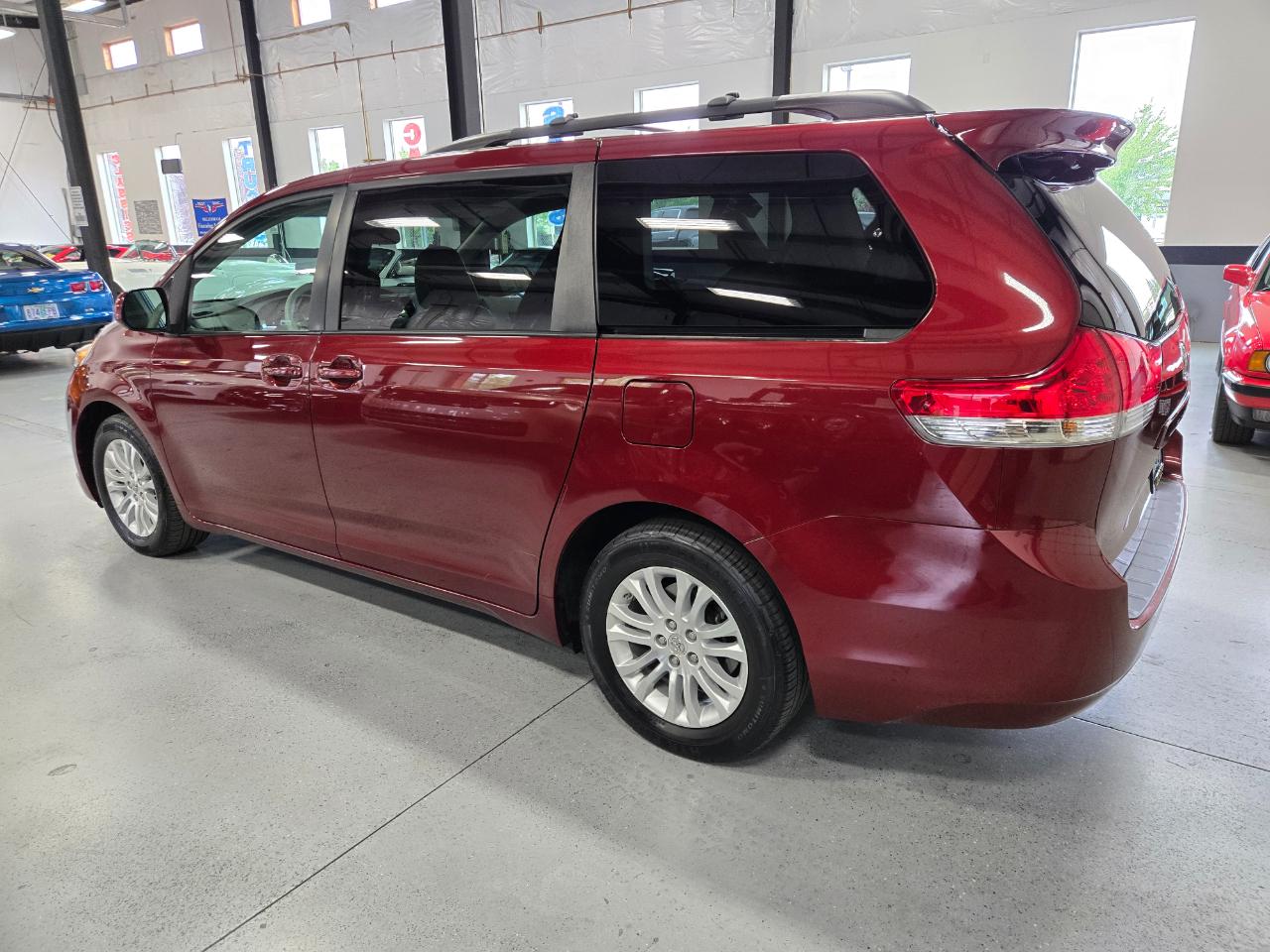 Toyota Sienna 5dr 7-Pass Van V6 XLE AAS FWD (Natl) 2014