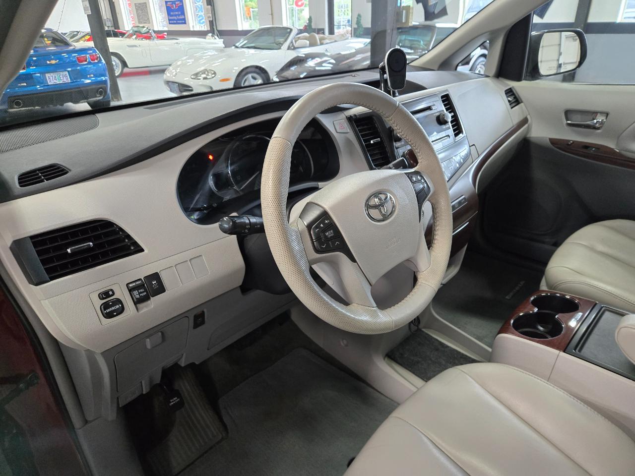 Toyota Sienna 5dr 7-Pass Van V6 XLE AAS FWD (Natl) 2014