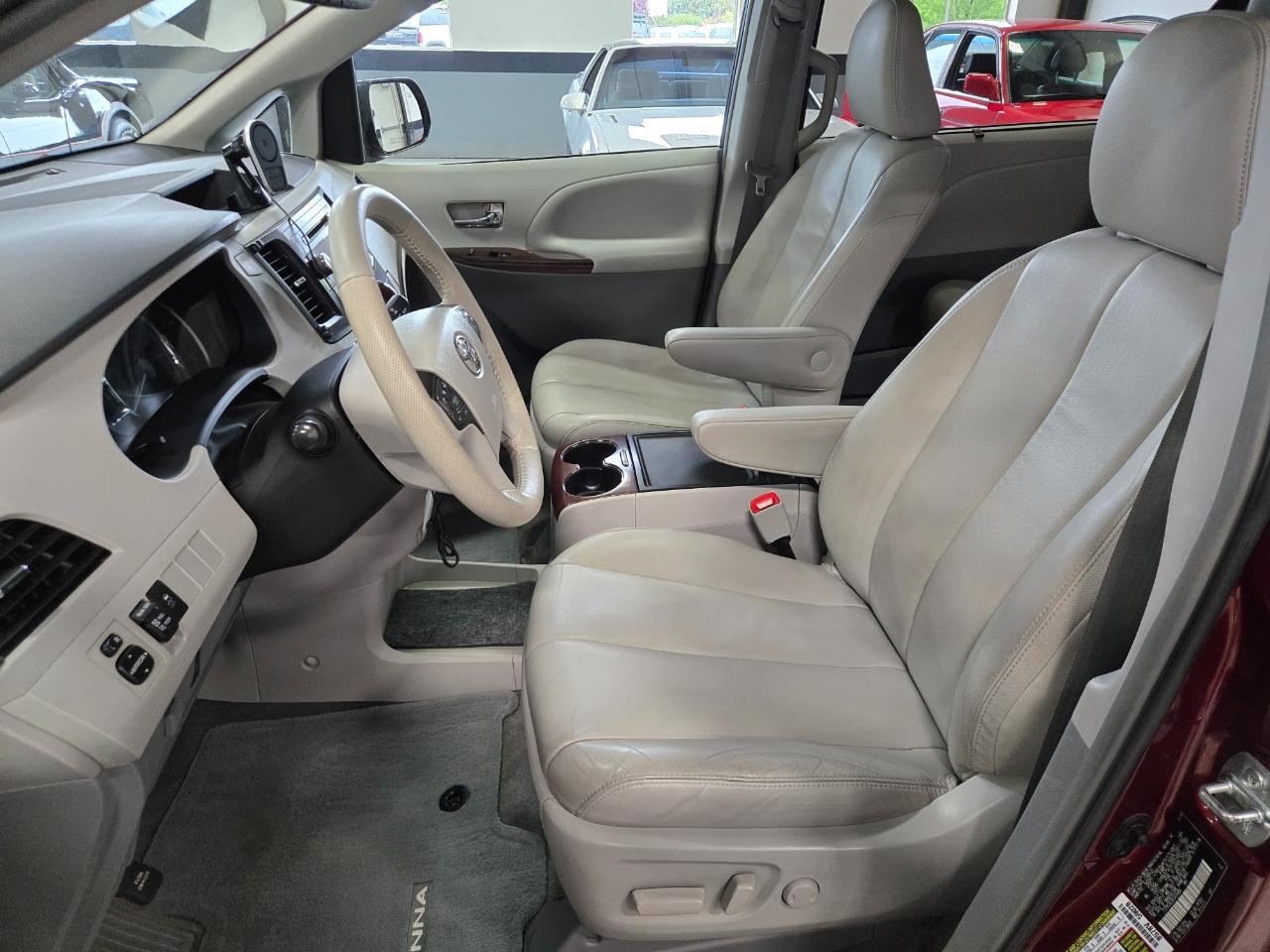 Toyota Sienna 5dr 7-Pass Van V6 XLE AAS FWD (Natl) 2014