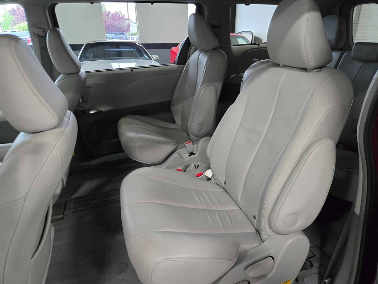 Toyota Sienna 5dr 7-Pass Van V6 XLE AAS FWD (Natl) 2014