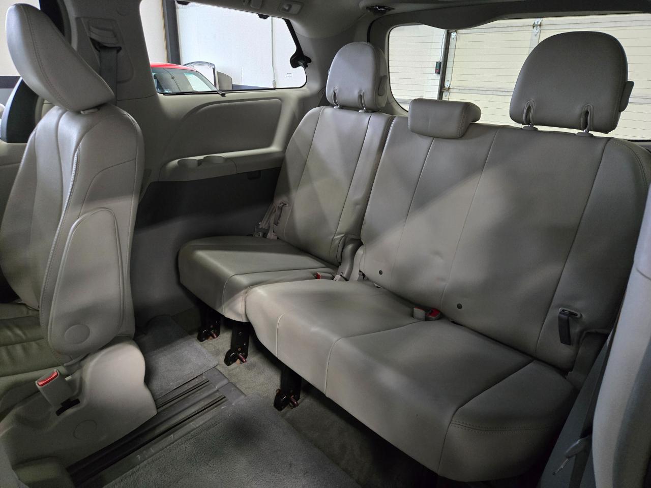 Toyota Sienna 5dr 7-Pass Van V6 XLE AAS FWD (Natl) 2014