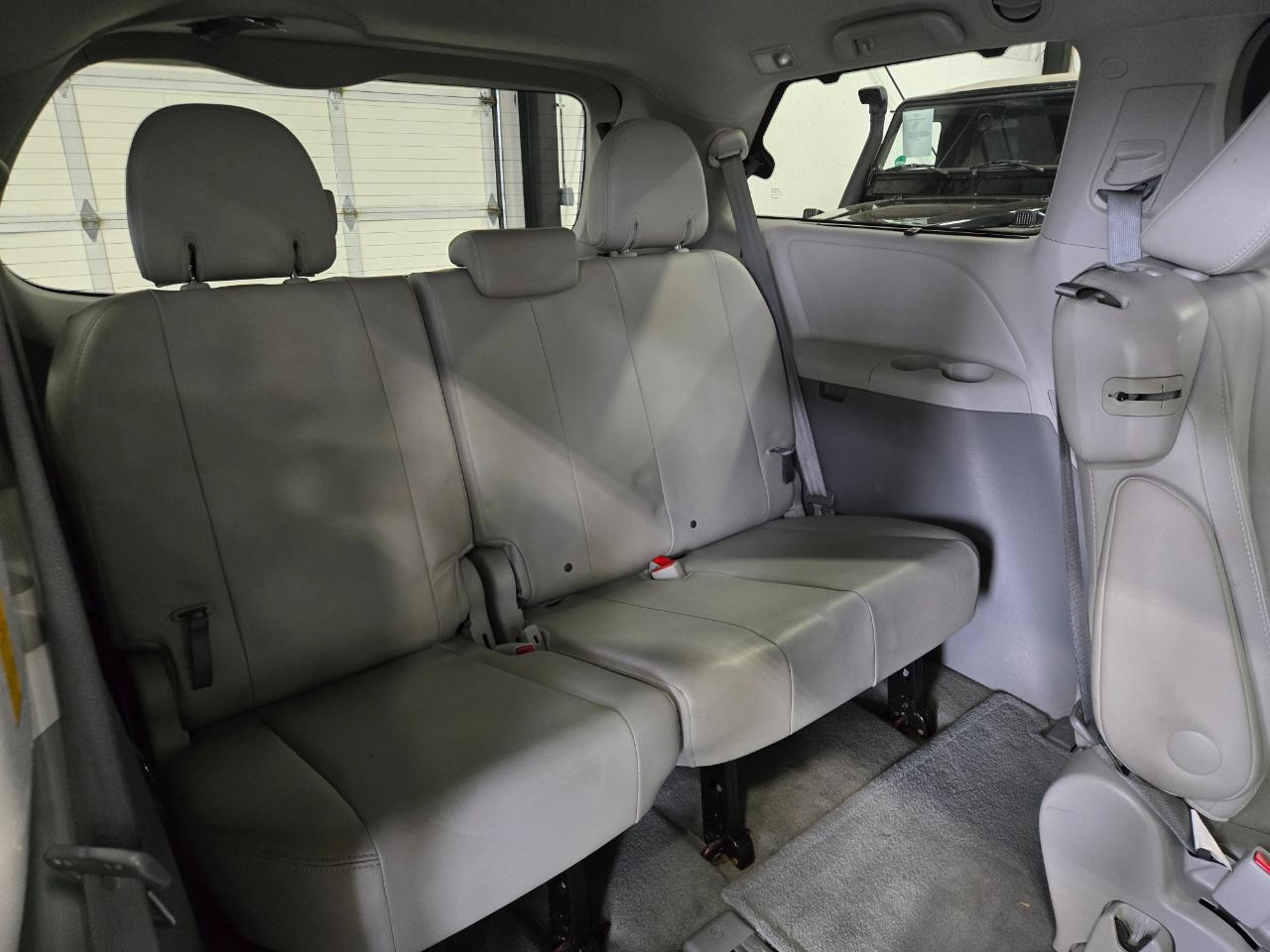 Toyota Sienna 5dr 7-Pass Van V6 XLE AAS FWD (Natl) 2014