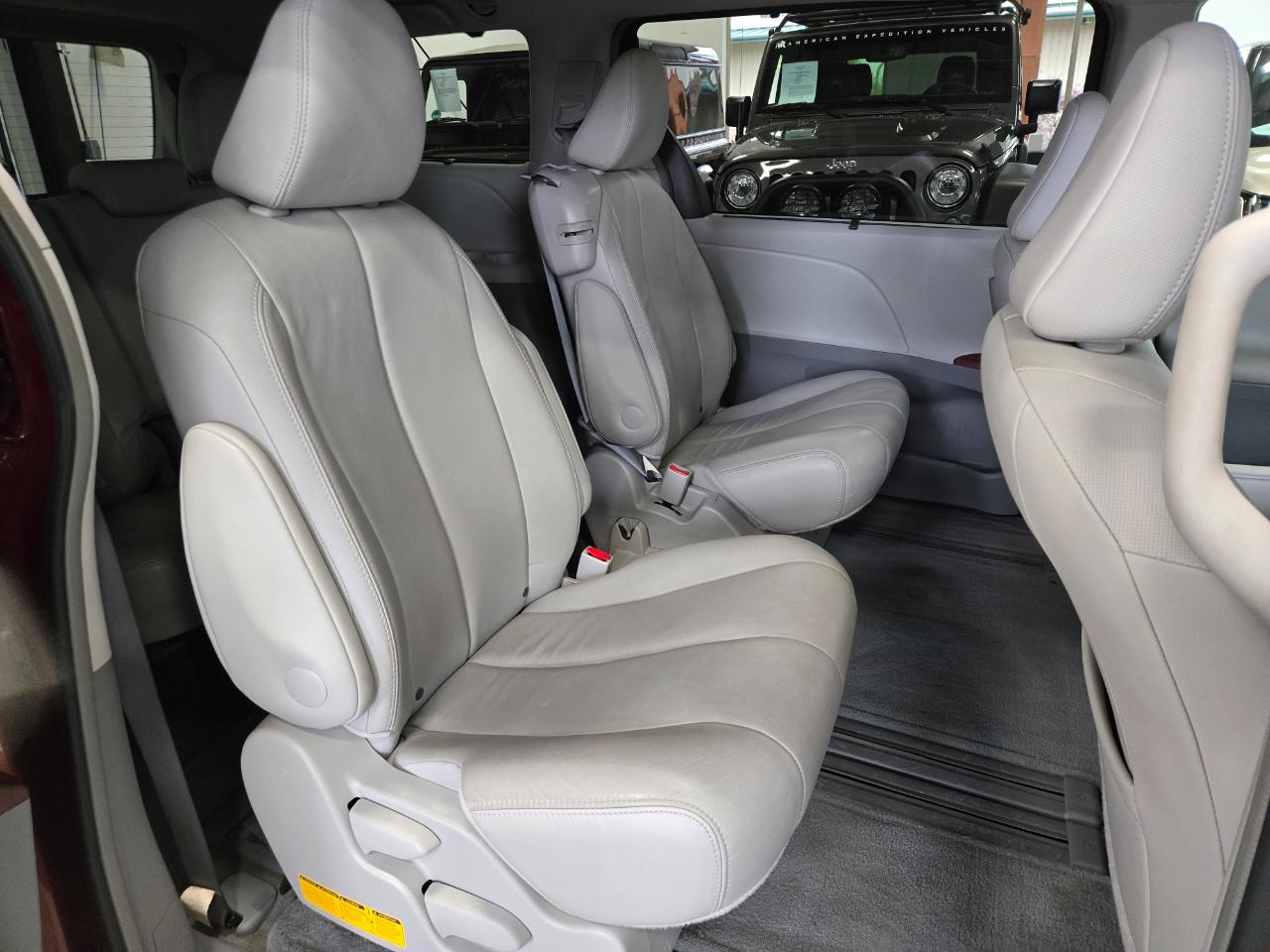 Toyota Sienna 5dr 7-Pass Van V6 XLE AAS FWD (Natl) 2014