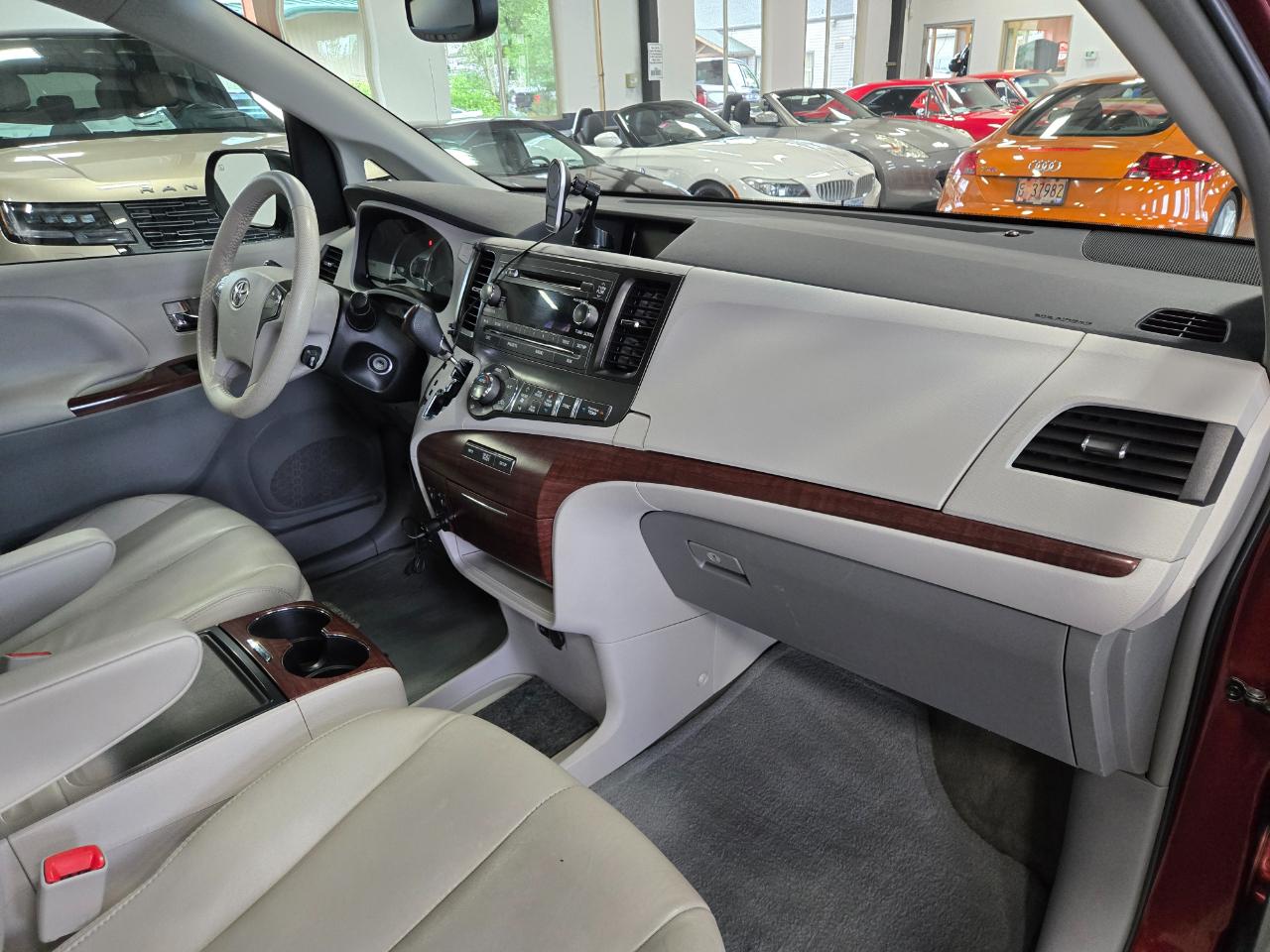 Toyota Sienna 5dr 7-Pass Van V6 XLE AAS FWD (Natl) 2014