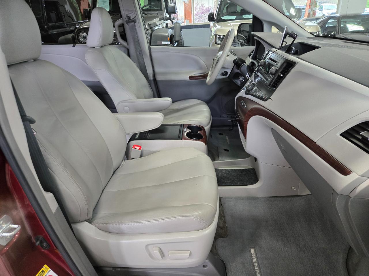 Toyota Sienna 5dr 7-Pass Van V6 XLE AAS FWD (Natl) 2014