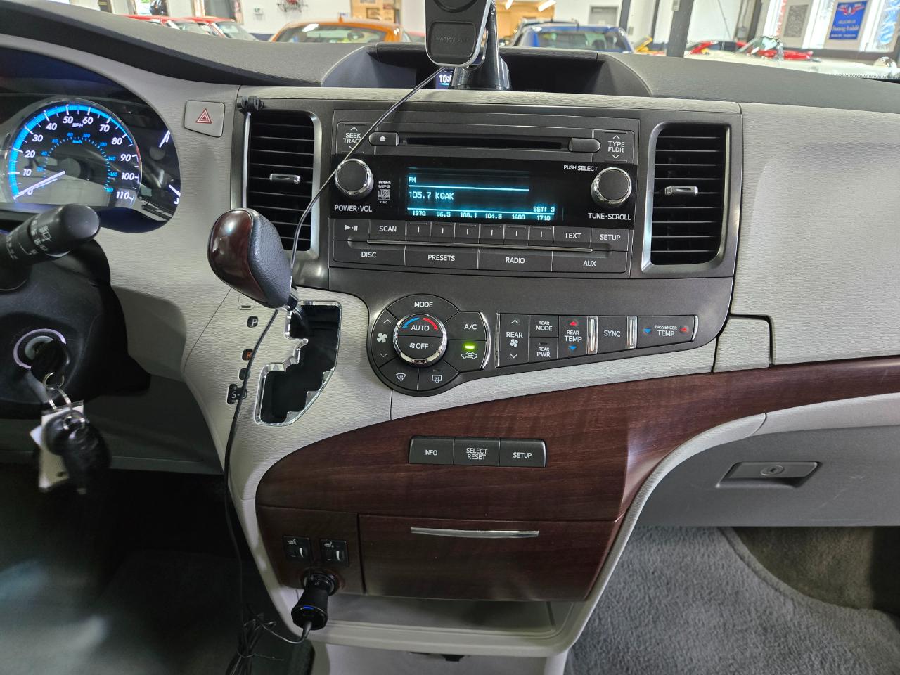 Toyota Sienna 5dr 7-Pass Van V6 XLE AAS FWD (Natl) 2014