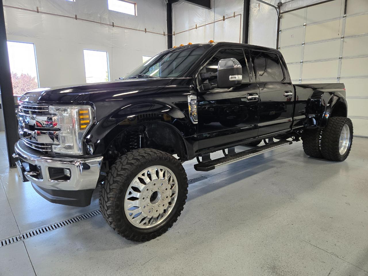 Ford Super Duty F-350 DRW Lariat 4WD Crew Cab 8' Box 2018