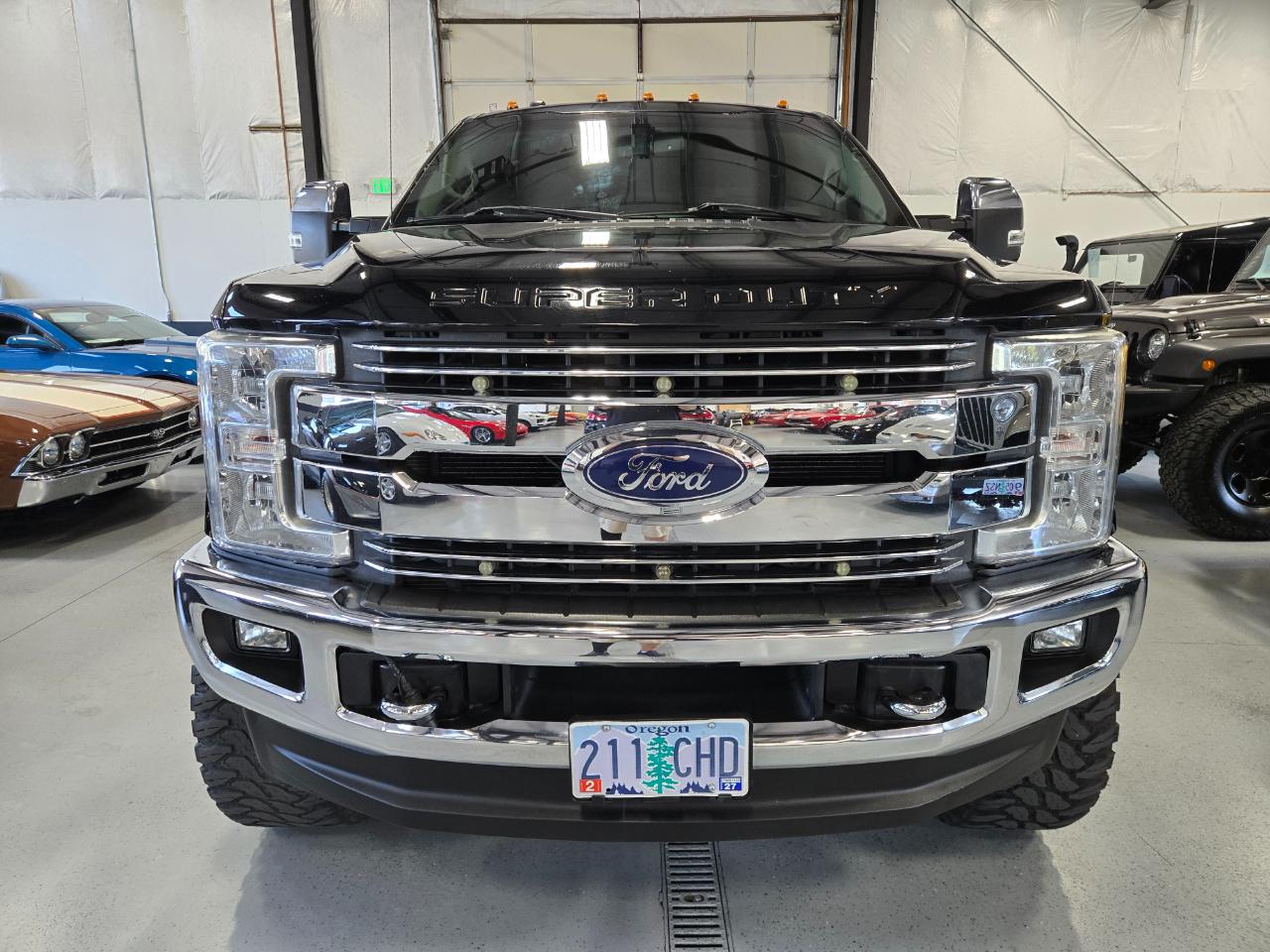 Ford Super Duty F-350 DRW Lariat 4WD Crew Cab 8' Box 2018