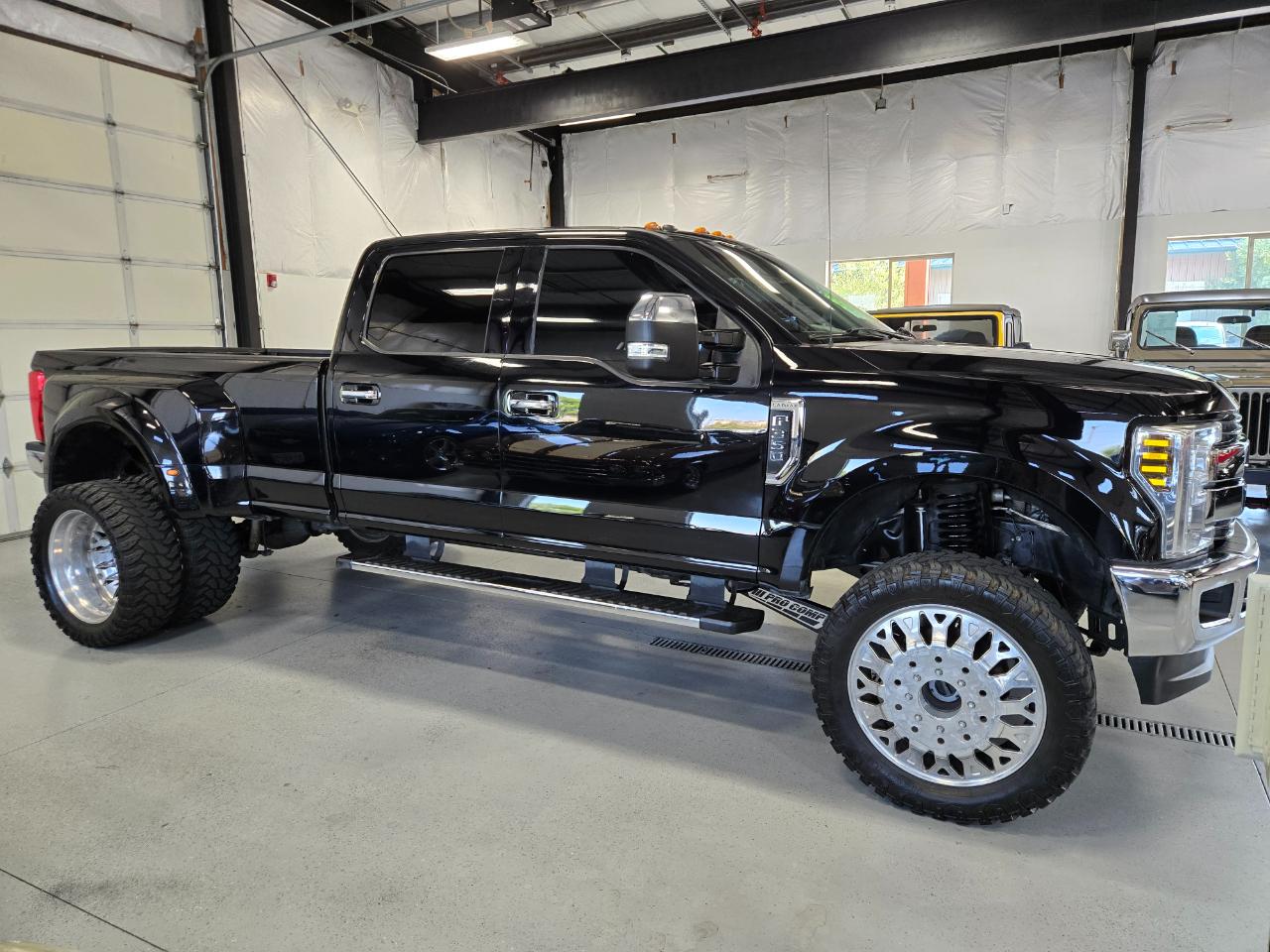 Ford Super Duty F-350 DRW Lariat 4WD Crew Cab 8' Box 2018