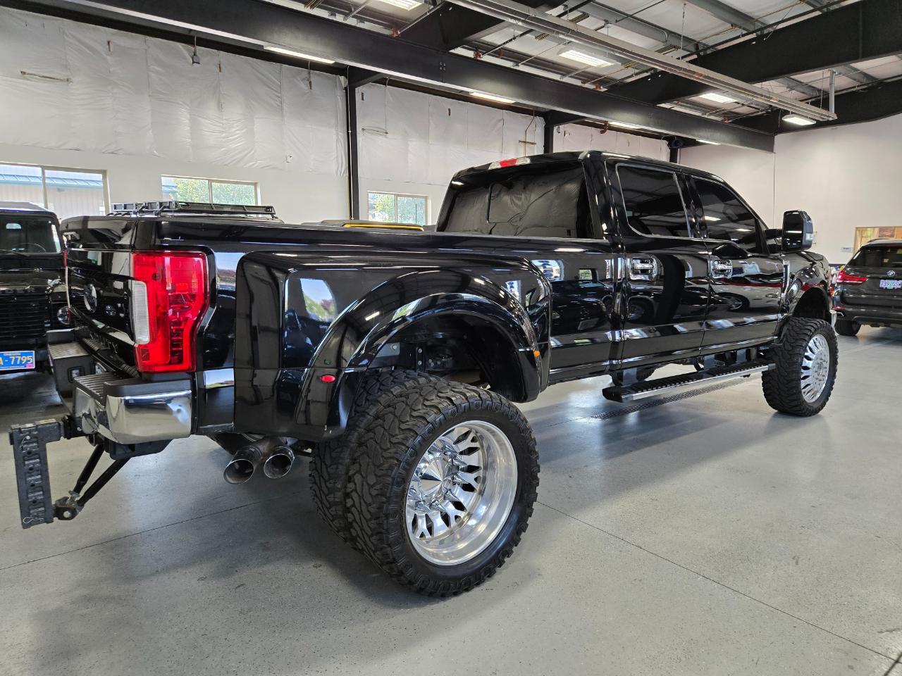 Ford Super Duty F-350 DRW Lariat 4WD Crew Cab 8' Box 2018