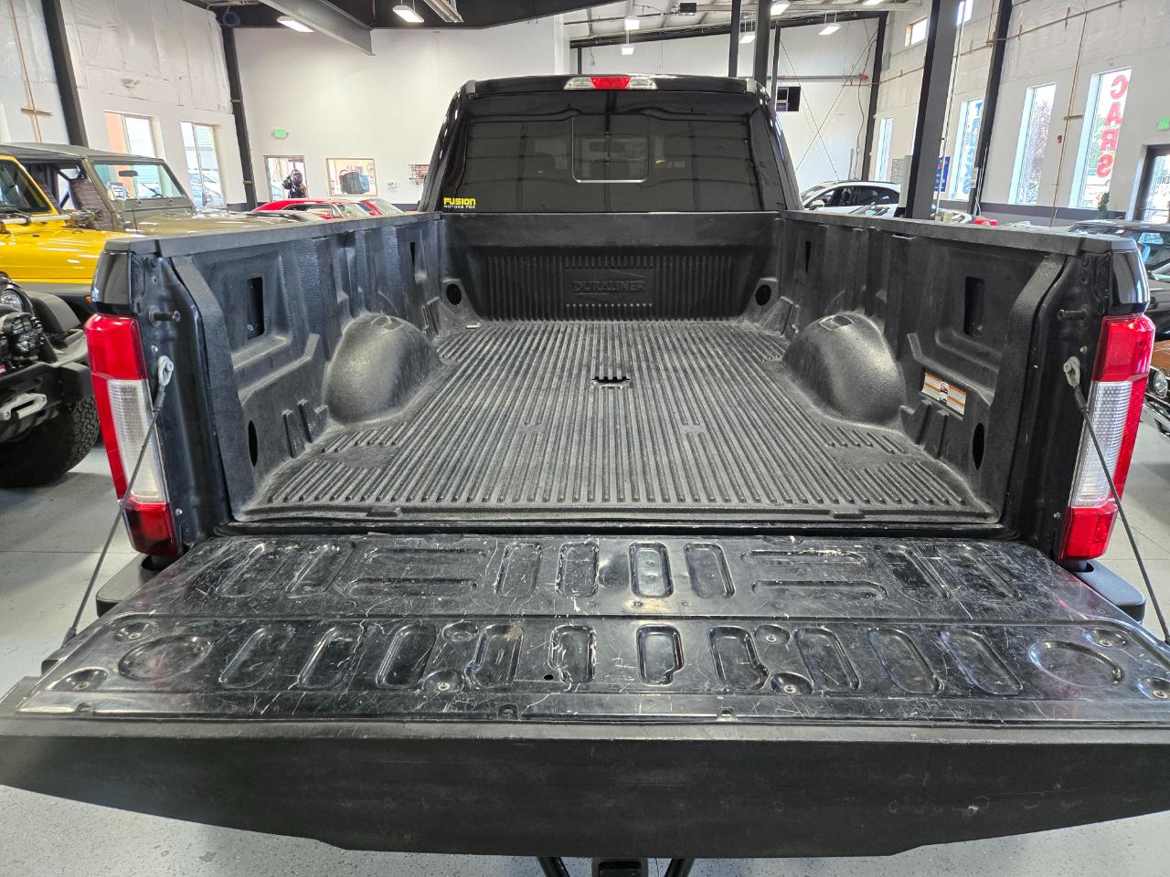 Ford Super Duty F-350 DRW Lariat 4WD Crew Cab 8' Box 2018
