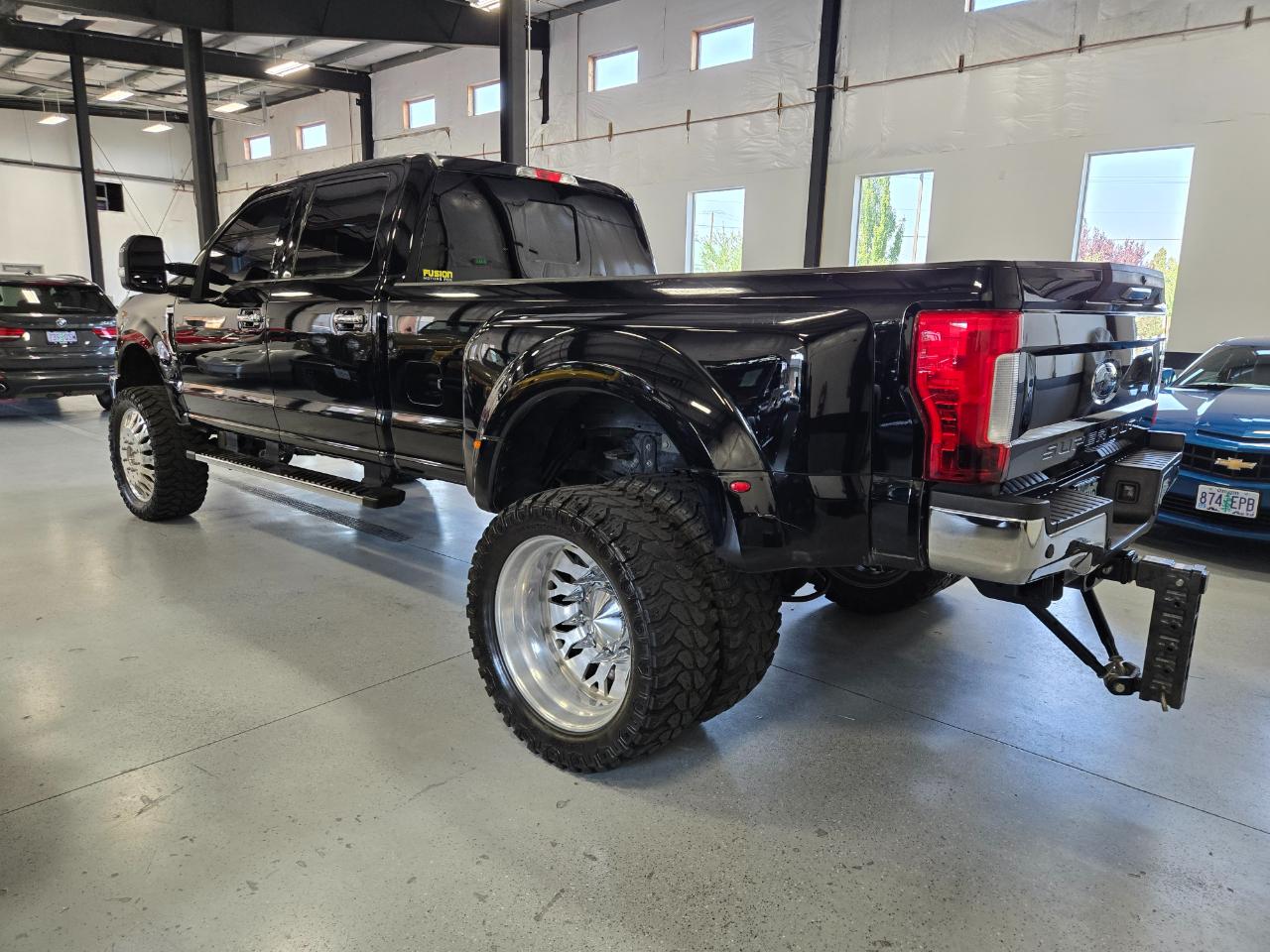 Ford Super Duty F-350 DRW Lariat 4WD Crew Cab 8' Box 2018