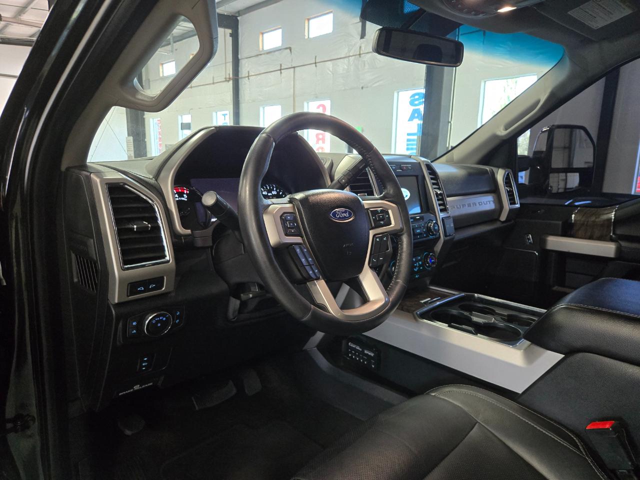Ford Super Duty F-350 DRW Lariat 4WD Crew Cab 8' Box 2018