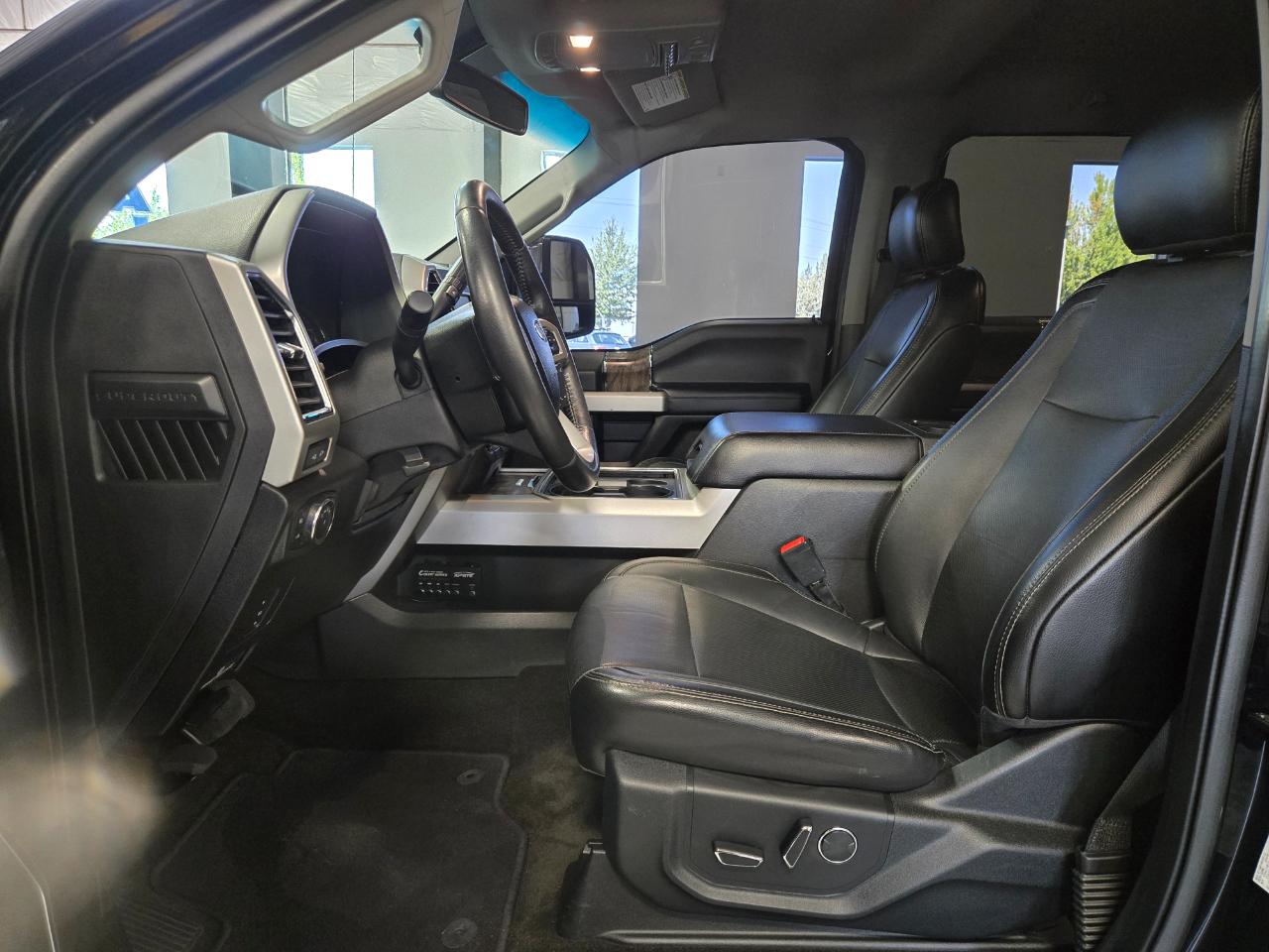 Ford Super Duty F-350 DRW Lariat 4WD Crew Cab 8' Box 2018