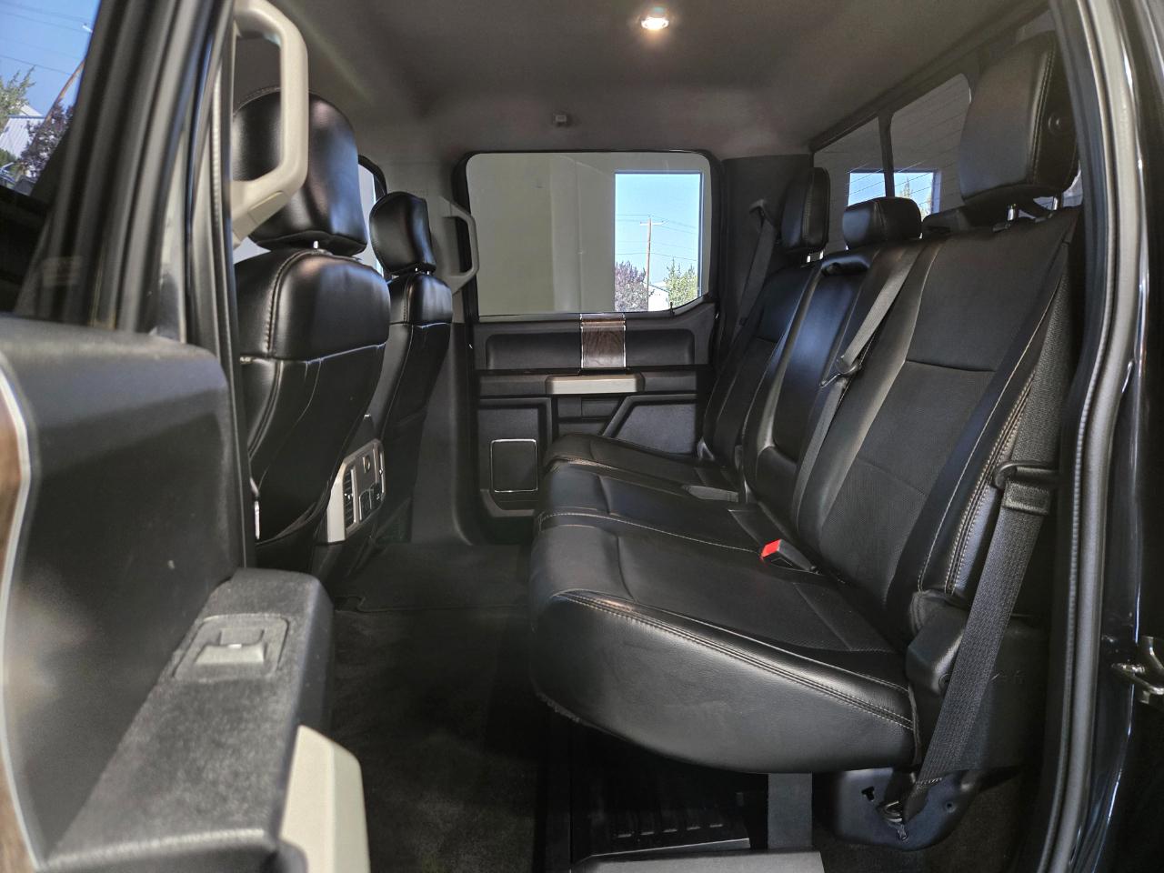 Ford Super Duty F-350 DRW Lariat 4WD Crew Cab 8' Box 2018