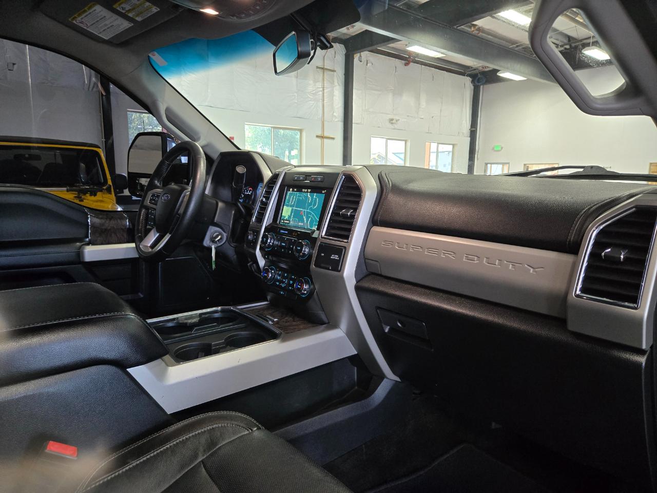 Ford Super Duty F-350 DRW Lariat 4WD Crew Cab 8' Box 2018