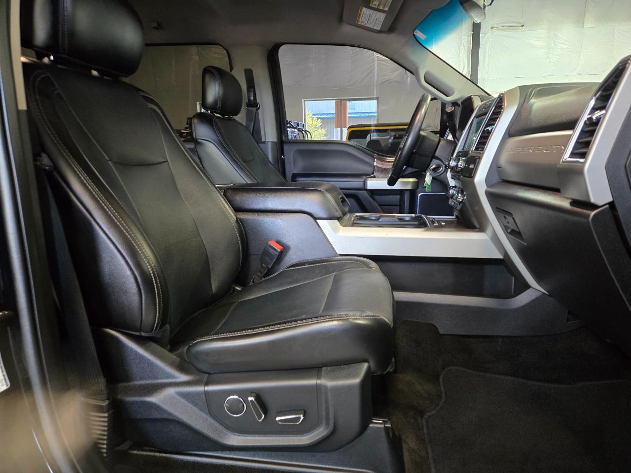 Ford Super Duty F-350 DRW Lariat 4WD Crew Cab 8' Box 2018
