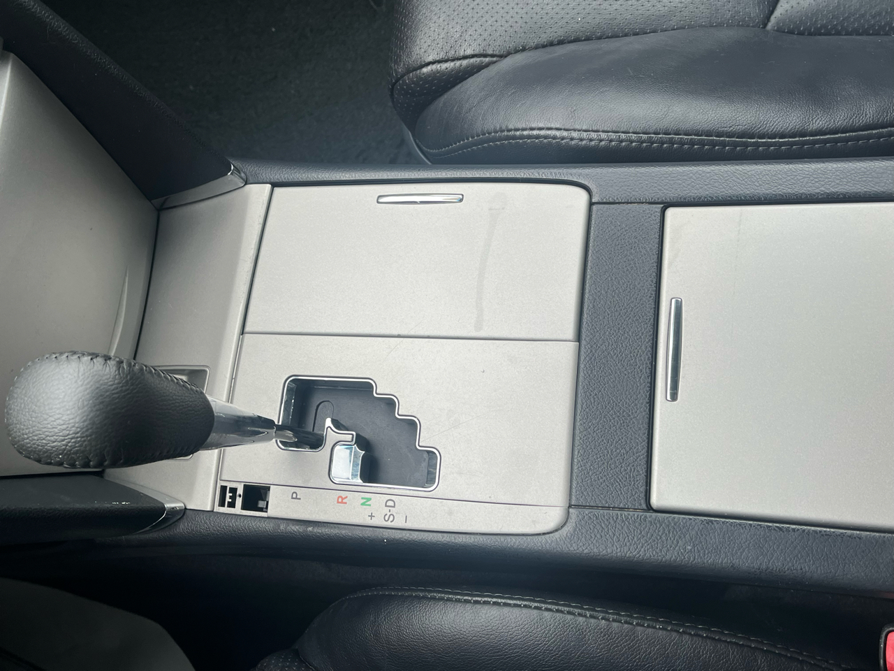 Toyota Camry SE V6 6-Spd AT 2010