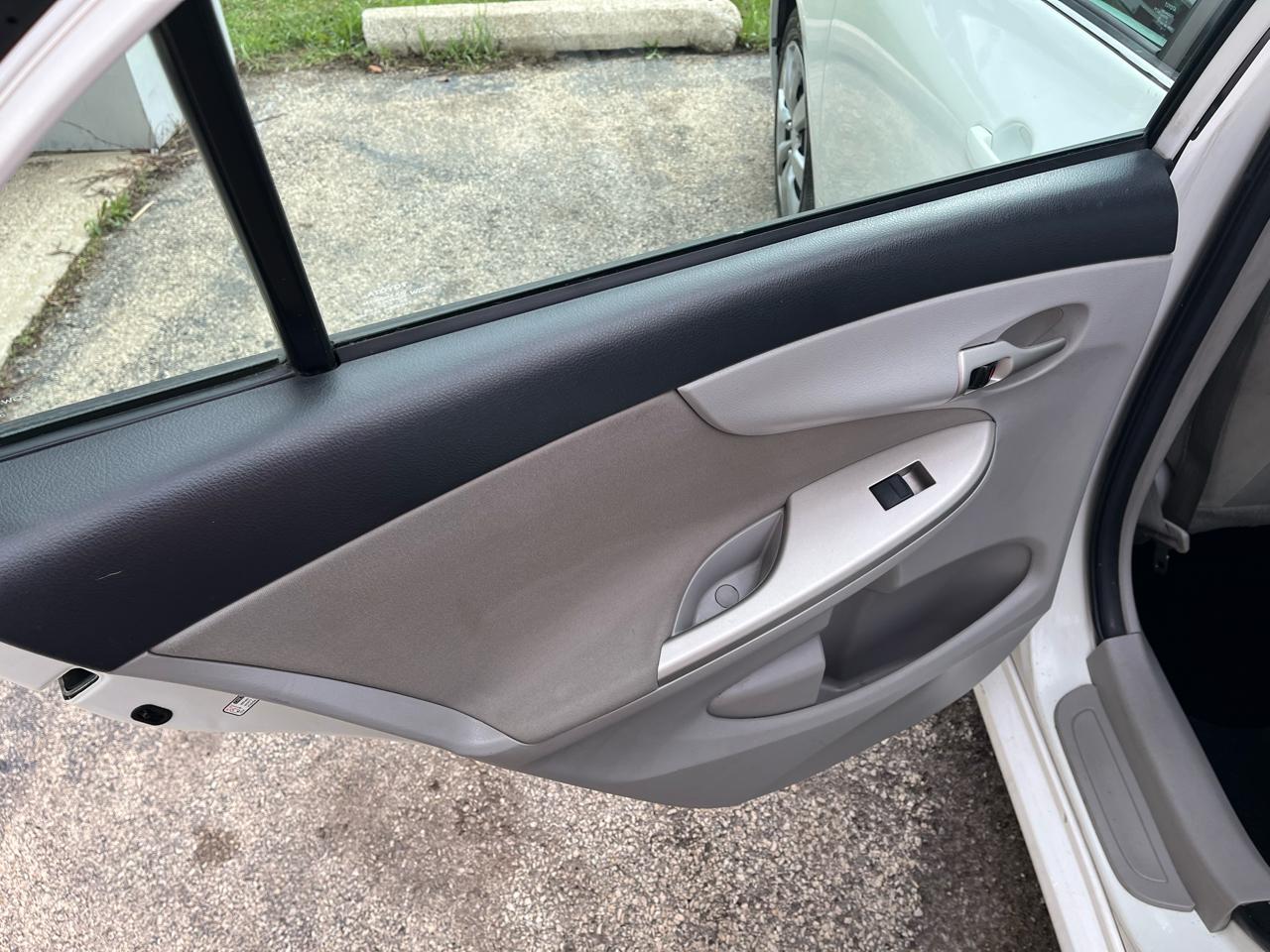 Toyota Corolla LE 4D Sedan 2013