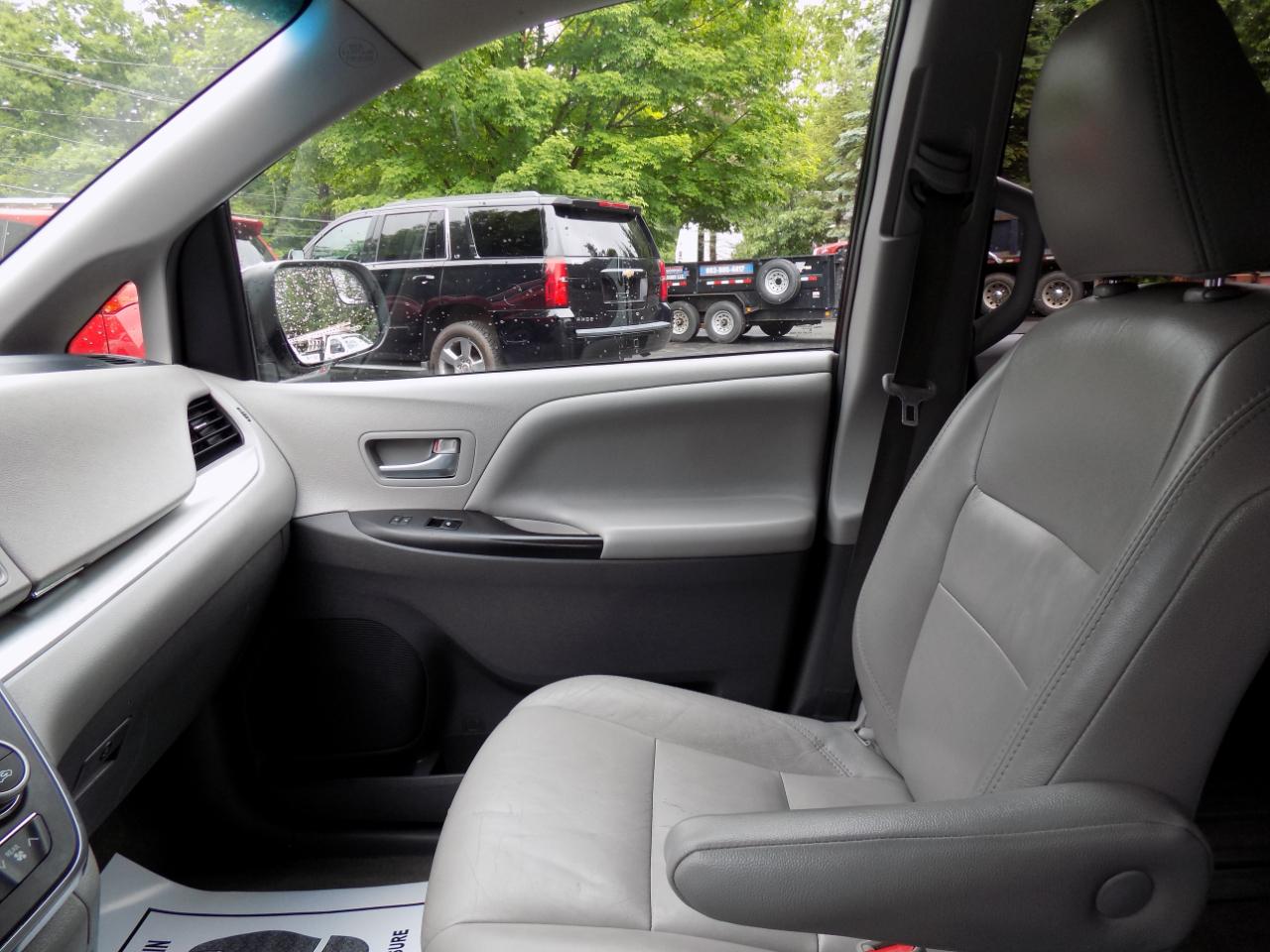 Toyota Sienna LE 8-Passenger 2017