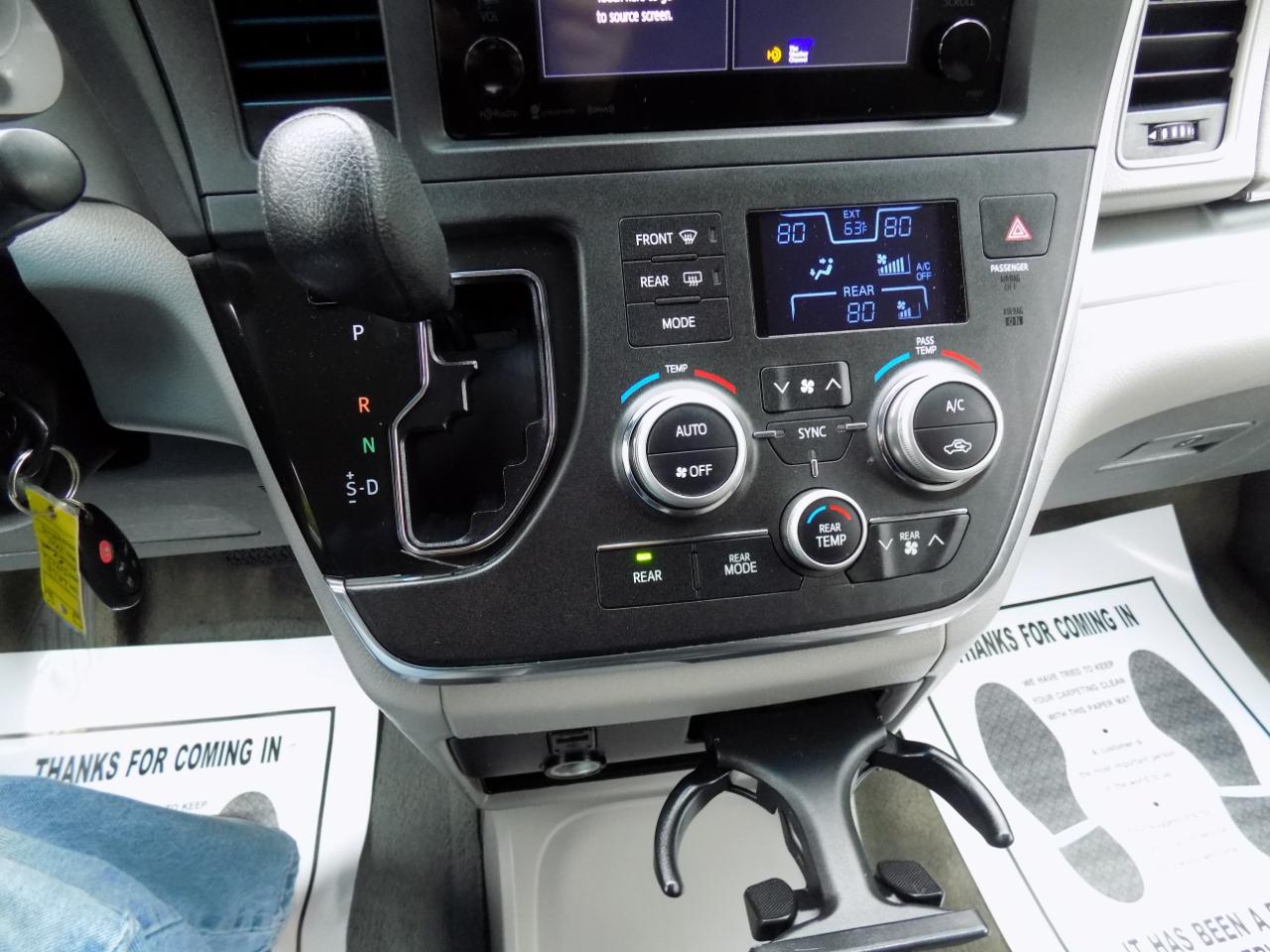 Toyota Sienna LE 8-Passenger 2017