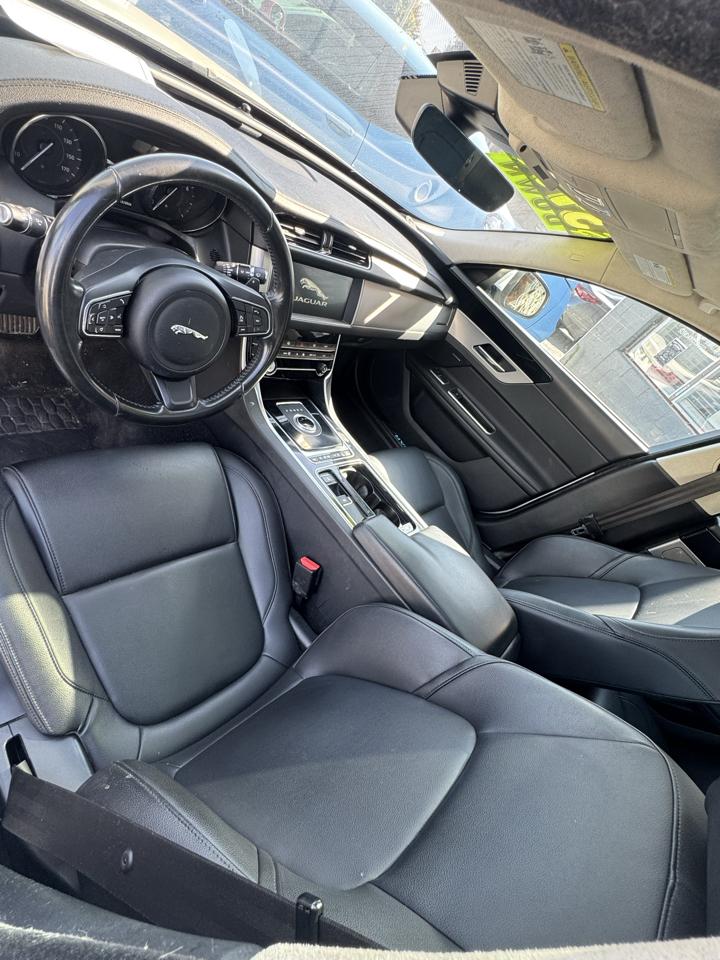 Jaguar XF-Series Sedan 25t Premium AWD 2019