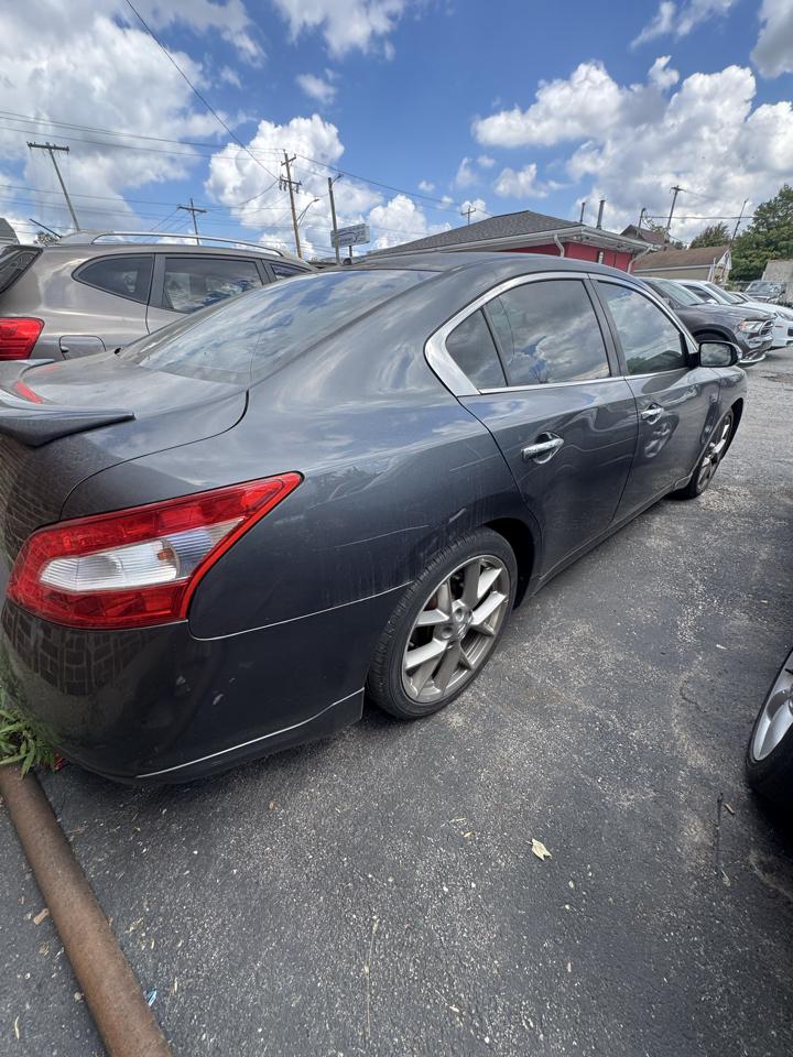 Nissan Maxima S 2011