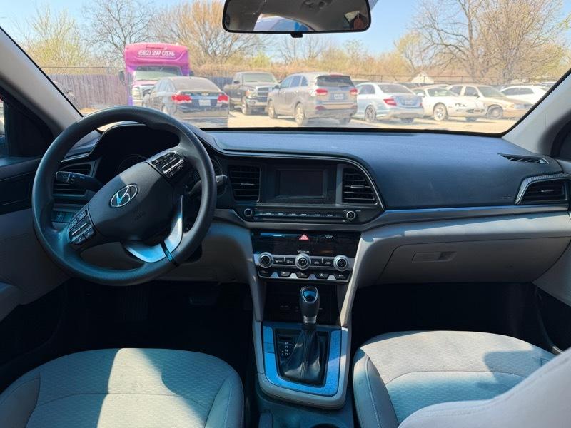 Hyundai Elantra SE 6M 2020