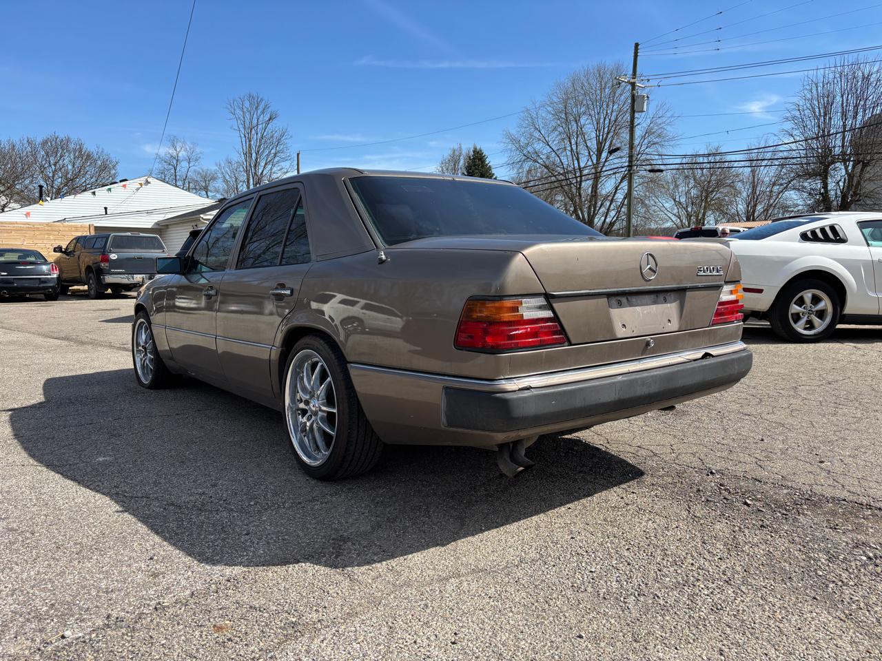 Mercedes-Benz 300 E sedan 1991
