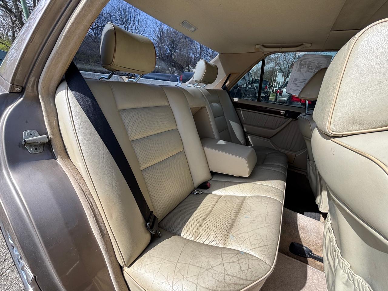 Mercedes-Benz 300 E sedan 1991