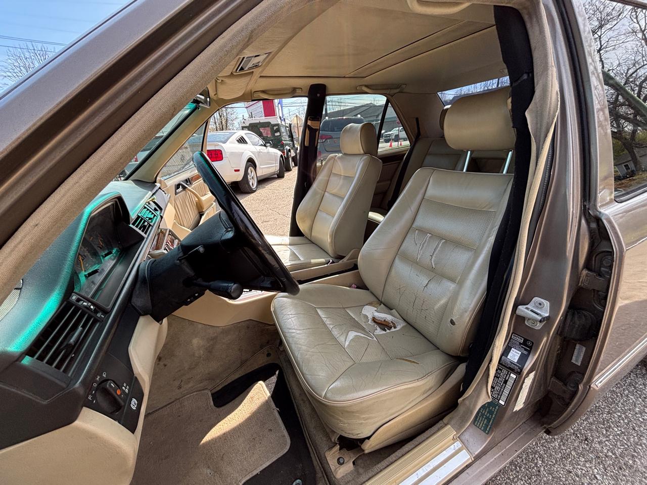 Mercedes-Benz 300 E sedan 1991