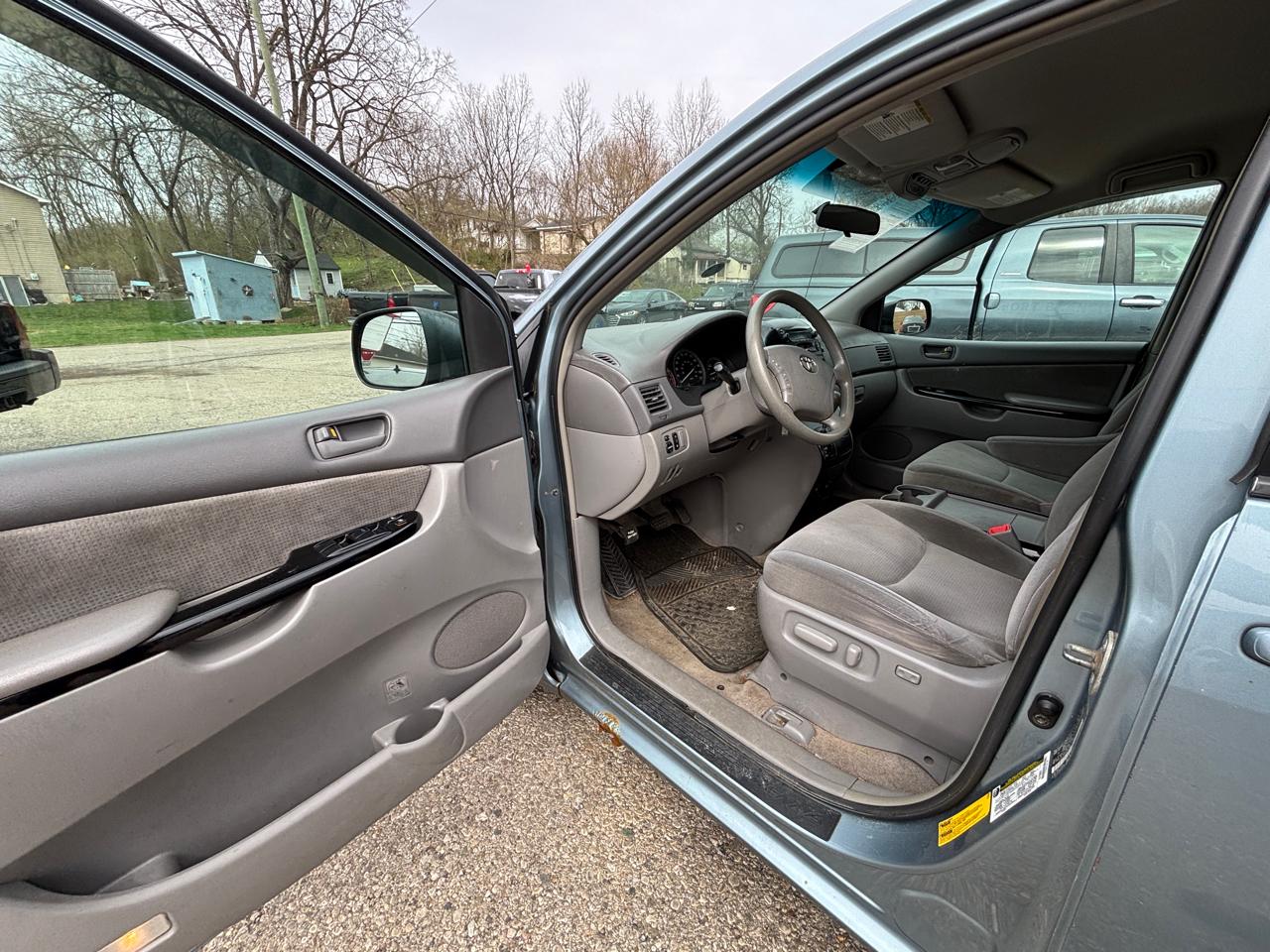 Toyota Sienna LE - 7 Passenger Seating 2005