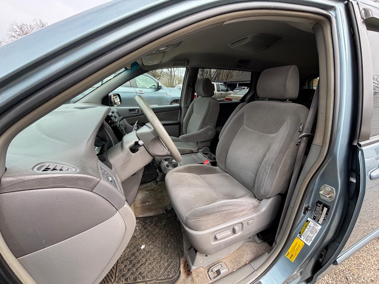 Toyota Sienna LE - 7 Passenger Seating 2005