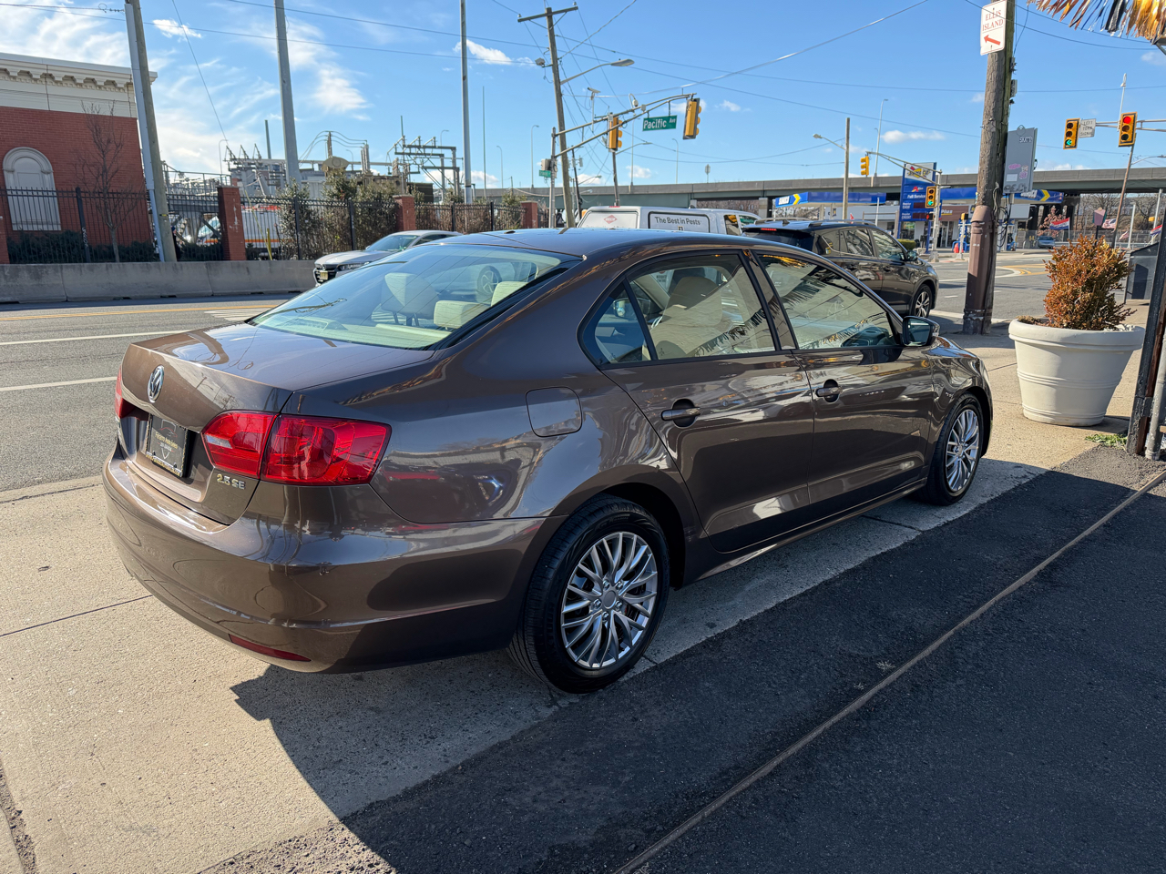 2011 Volkswagen Jetta SE photo 2