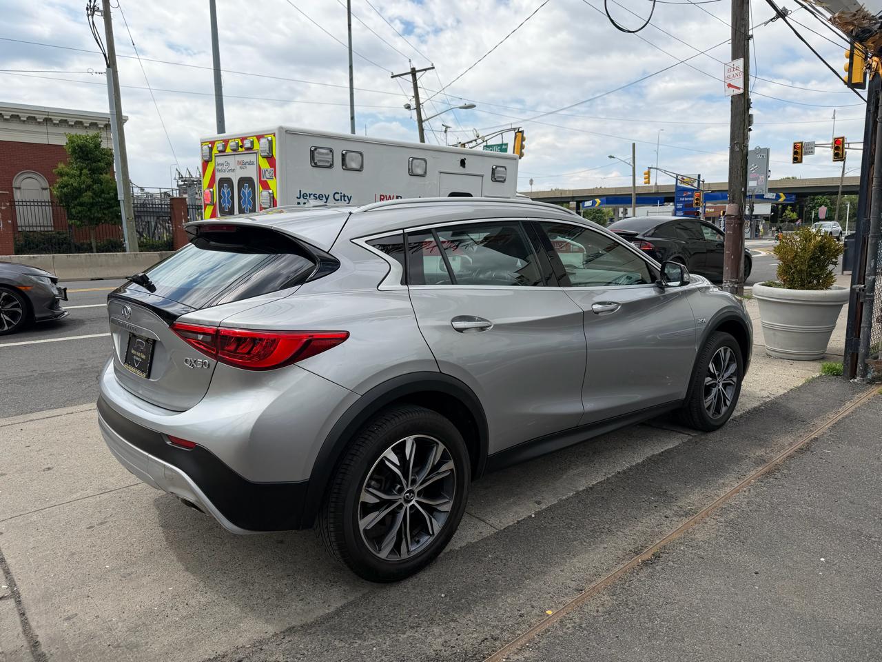 Infiniti QX30 Luxury AWD 2017