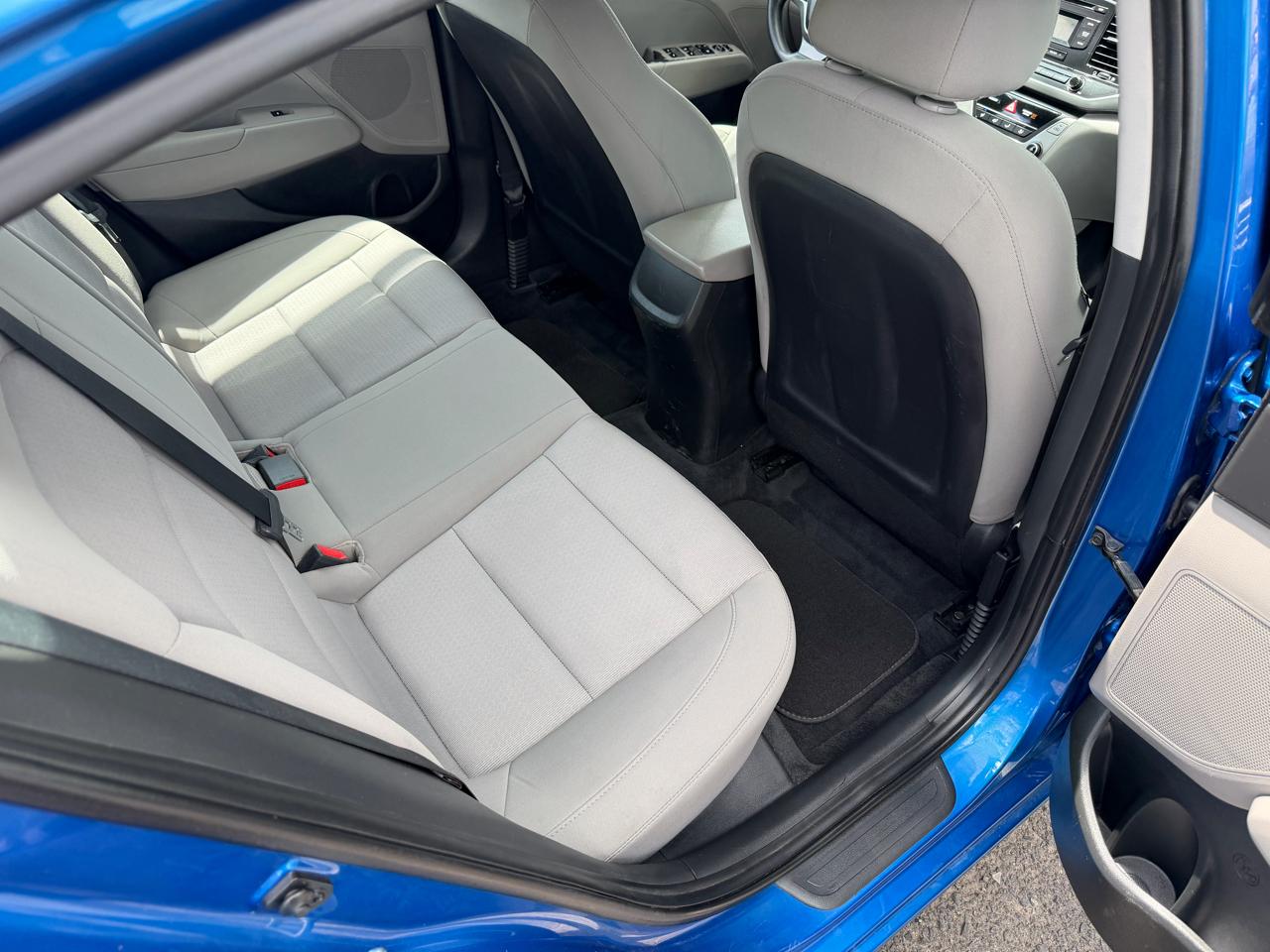 Hyundai Elantra SE 6AT 2018